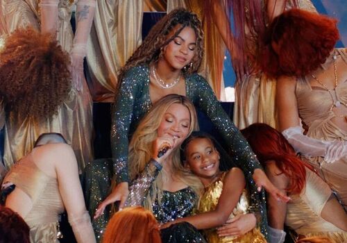 Rumi Joins Beyoncé on Stage in Style